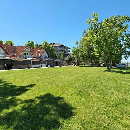 Апартаменты In - Balaton 53130 *